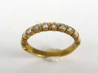 Vente aux enchères Demi-alliance en or sertie de diamants. Poids tel : 3 g