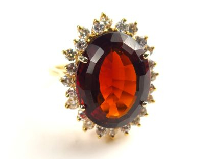 Bague en or 14 carats ornée d'un quartz fumé, dans un entourage de pet