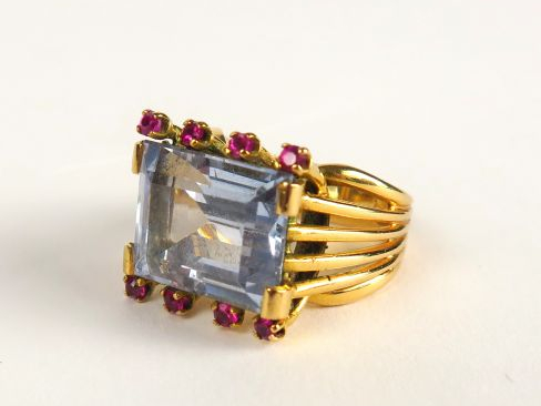 Bague de forme rectangulaire sertie d'une topaze bleue, rehaussée de h