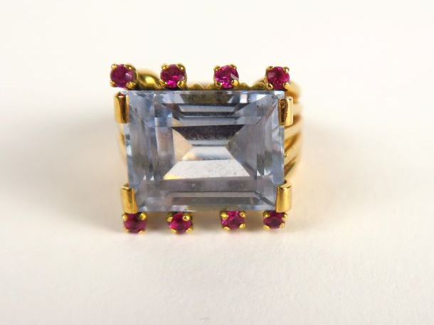 Bague de forme rectangulaire sertie d'une topaze bleue, rehaussée de h