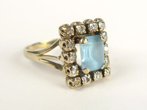 Bague rectangulaire, ornée d'une pierre bleue, et de diamants taillés 