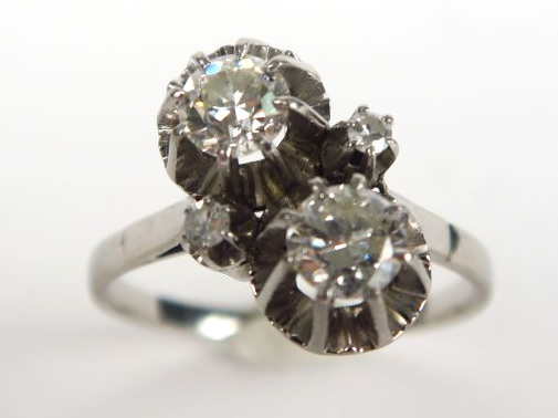 Bague toi et moi en or blanc, sertie de deux diamants de 0,30 carats e