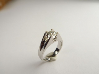 Vente aux enchères Bague solitaire sertie d'un brillant de 0,60 carat environ, avec son c