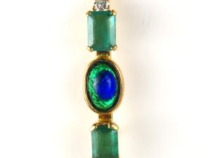 Vente aux enchères Pendentif moderne en or serti de quatre émeraudes, deux petits brillan