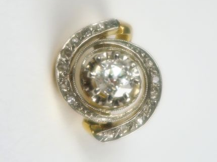 Pendentif 'tourbillon' orné d'un diamant taille ancienne de 0,30 carat