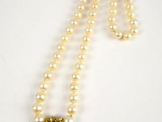 Vente aux enchères Collier de perles de culture, beau fermoir en or en forme de fleur, or