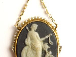 Vente aux enchères Pendentif orné d'une plaque ovale en Wedgewood, monture en or rehaussé