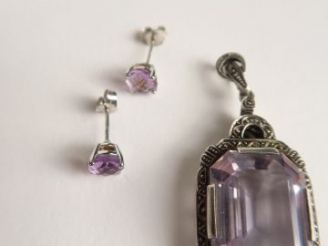 Vente aux enchères Pendentif en argent, orné d'une améthyste. On y joint une paire de per