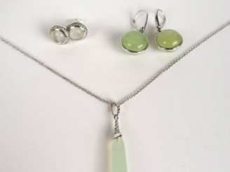 Vente aux enchères Chaine en argent et son pendentif en argent et pierre verte. On y join