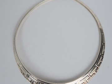 Collier articulé en argent à décor de grecques. Poids : 25 g