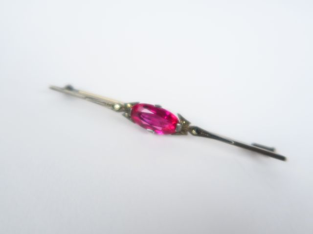 Broche en argent, sertie d'une pierre rose. Poids tel : 5,6 g