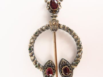 Fibule en argent, épingle en or, ornée de pierres de couleurs et de pe