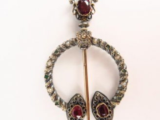 Vente aux enchères Fibule en argent, épingle en or, ornée de pierres de couleurs et de pe