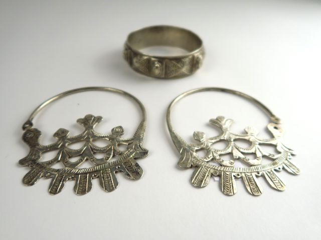 Bracelet berbère et paire de boucles en argent bas titre. Poids : 219 
