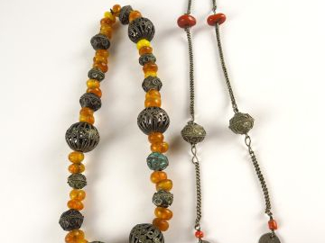 Deux colliers berberes en métal argenté et perles