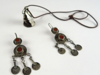 Vente aux enchères Pendentif et paire de boucles berbères en argent bas titre et émaux