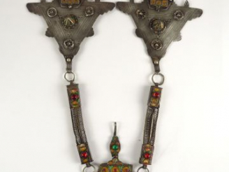 Vente aux enchères Parure Afrique du Nord en argent bas titre et émaux polychromes. Poids