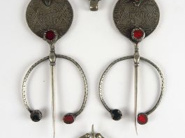 Vente aux enchères Deux paires de fibules en argent bas titre et verre coloré. Poids : 13