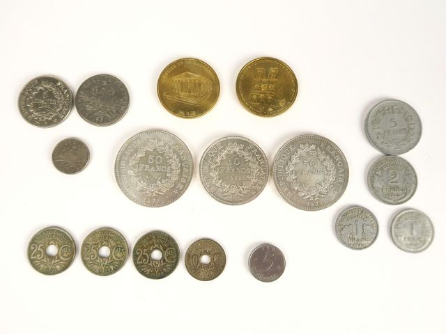 Deux pièces de 50 francs argent, 1 pièce 10 francs argent. On y joint 