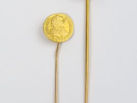 Deux épingles de cravate en or, l'une monogrammée, l'autre ornée d'une