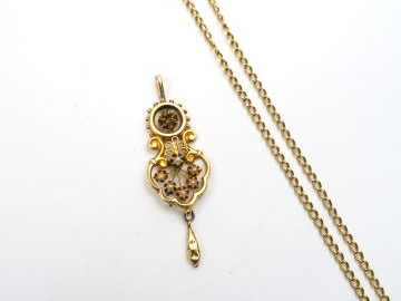 Chaine en or maille gourmette (5 g) et pendentif en partie en or ajour