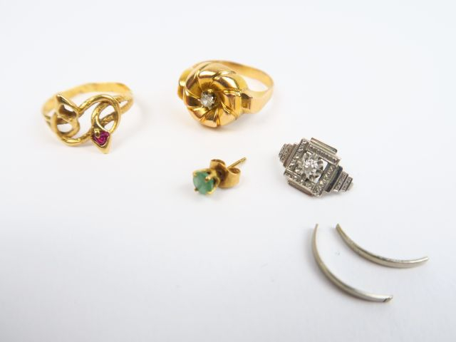 Trois bagues en or, dont deux accidentées, perce-oreille en or, l'ense