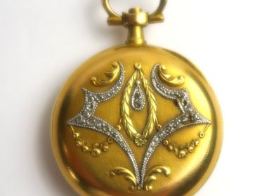 Montre de col en or de style Louis XVI à décor de guirlandes rehaussée