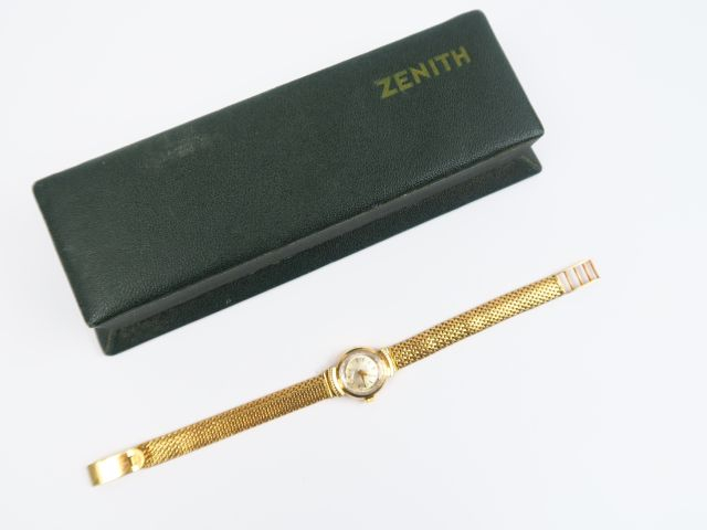 ZENITH. Montre de dame, cadran et bracelet en or. Poids tel : 24,8 g. 
