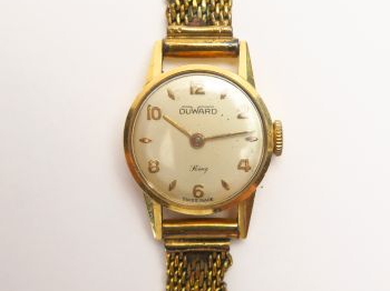 Montre de marque Duward, boitier en or, bracelet en métal doré. Poids 
