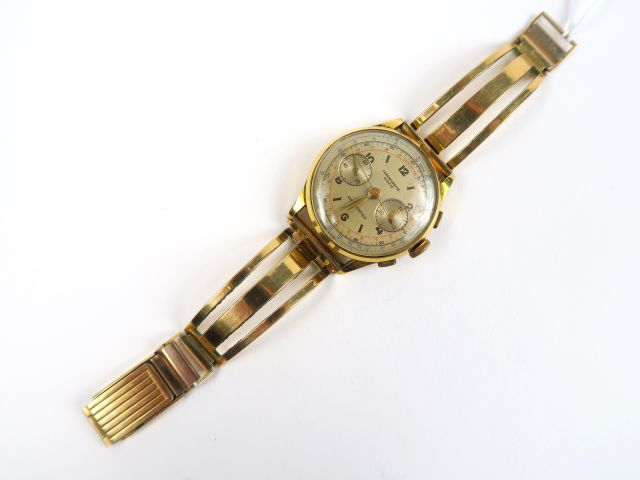 Montre Chronographe, Genève. Cadran en or, bracelet en métal doré. Poi