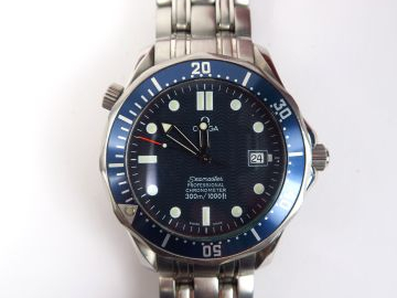 OMEGA. Montre en acier, modèle Seamaster. Dans son coffret (usures sur