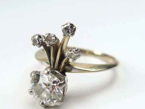 Bague ornée d'un diamant taille ancienne de 1 carat environ (égrisures