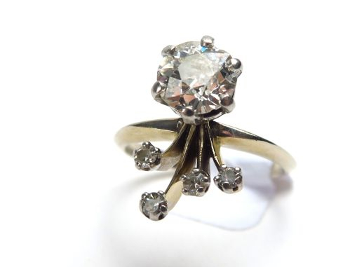 Bague ornée d'un diamant taille ancienne de 1 carat environ (égrisures