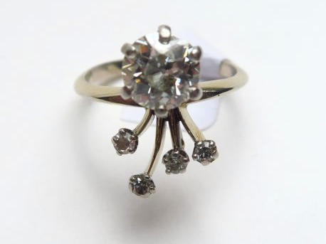 Bague ornée d'un diamant taille ancienne de 1 carat environ (égrisures