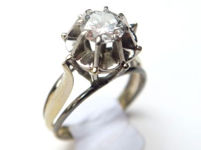 Solitaire d' 0,60 carats environ. Monture en or blanc. Poid tel : 4 g