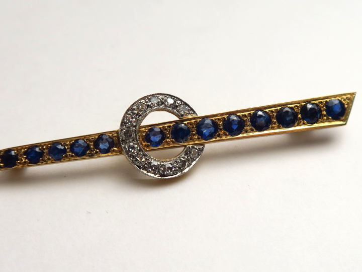 Broche en or jaune et or blanc ornée de diamants huit/huit et de saphi