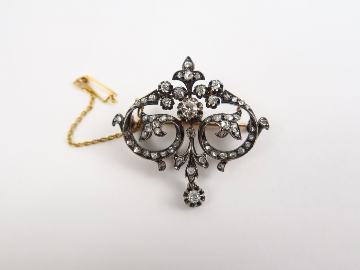 Broche Napoléon III en or et diamants taillés en rose. Poids tel : 11,