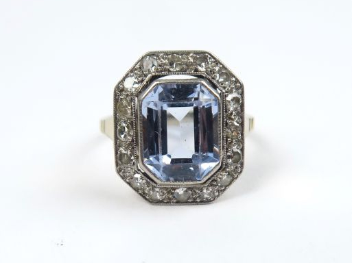 Bague de style Art Déco en or blanc, ornée d'une topaze bleue, dans un