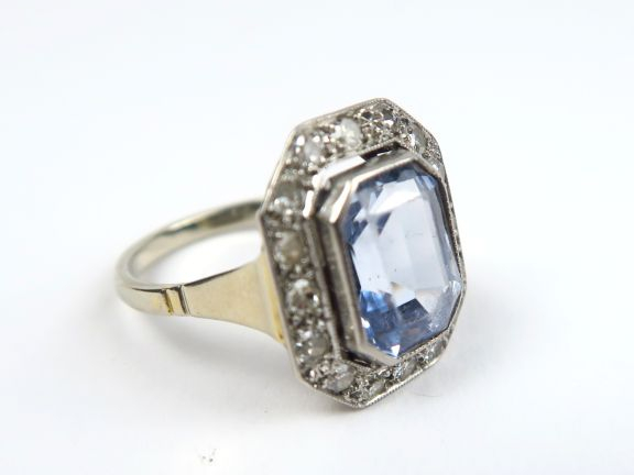 Bague de style Art Déco en or blanc, ornée d'une topaze bleue, dans un