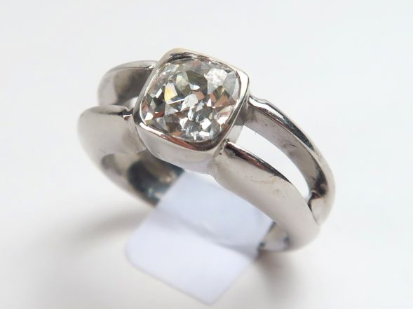 Solitaire en or blanc, orné d'un diamant coussin de 1,15 carats enviro