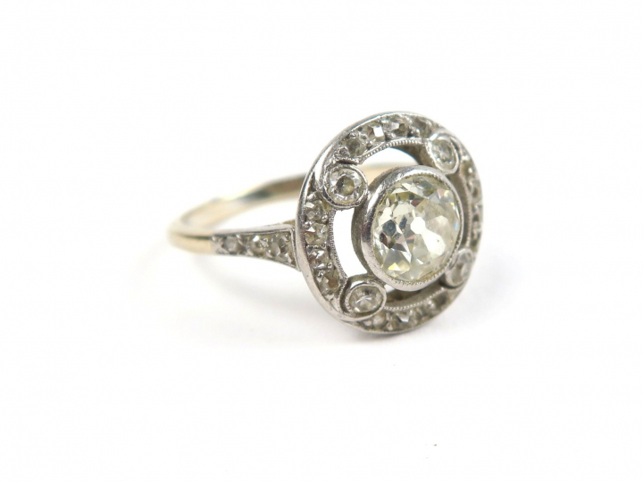 Bague Art Déco ornée de diamants. Poids tel : 3,66 g