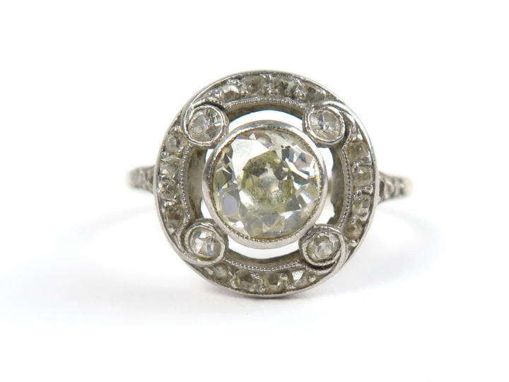 Bague Art Déco ornée de diamants. Poids tel : 3,66 g