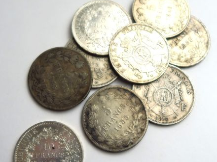 8 pièces de 5 francs et une pièce de 10 francs en argent