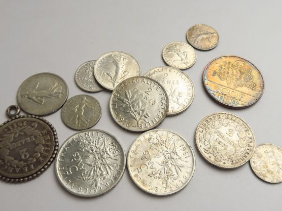14 pièces en argent : 1 pièce de 100 francs,  2 pièces de 5 francs, 3 