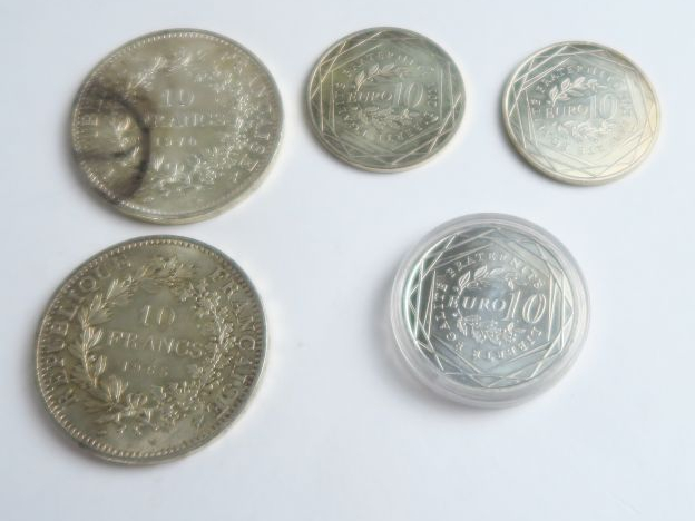 5 pièces en argent : 2 pièces de 10 francs, et 3 pièces de 10 euros