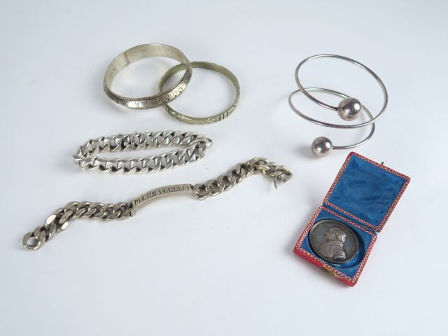 Deux gourmettes en argent. Poids : 110 g. On y joint trois bracelets e