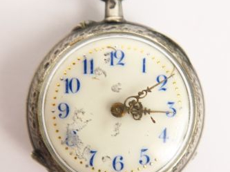 Montre de col en argent à décor de rinceaux feuillagés. Poids tel : 19