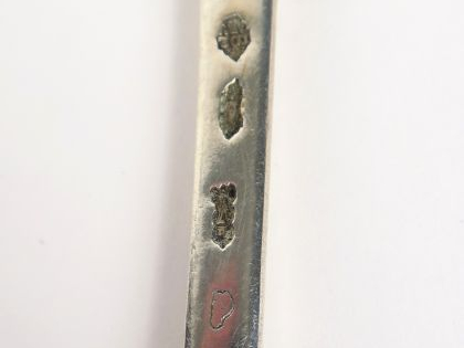 Cuillère à ragout XVIIIe en argent, armoriée. Poids : 178 g