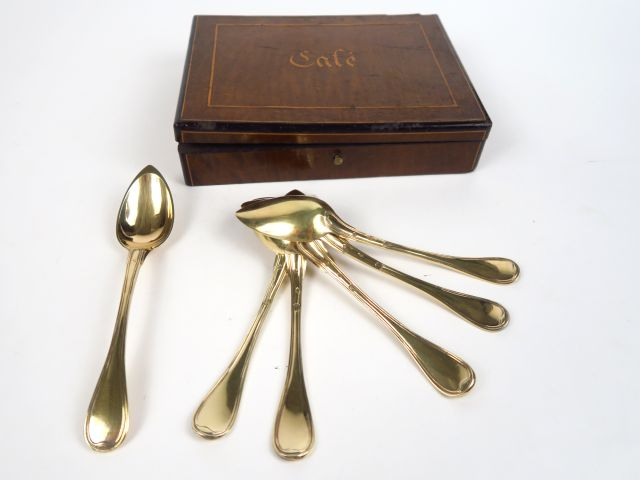 Suite de 6 cuillères en vermeil, poinçon Vieillard. Poids : 135 g. Dan