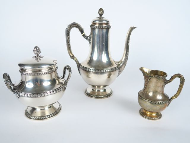 Service trois pièces de style Louis XVI en argent, poinçon Minerve, à 